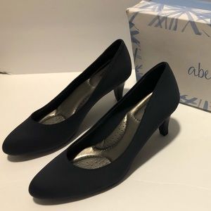 Abella size 6 navy blue pumps